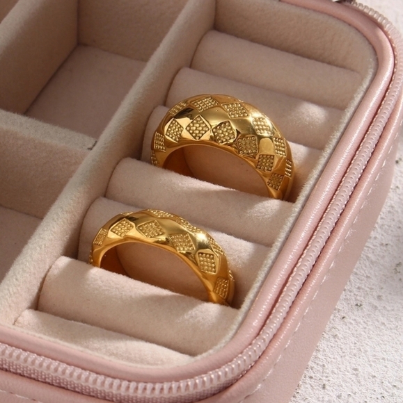 Stainless steel gold tone textured band new - Picture 2 of 6